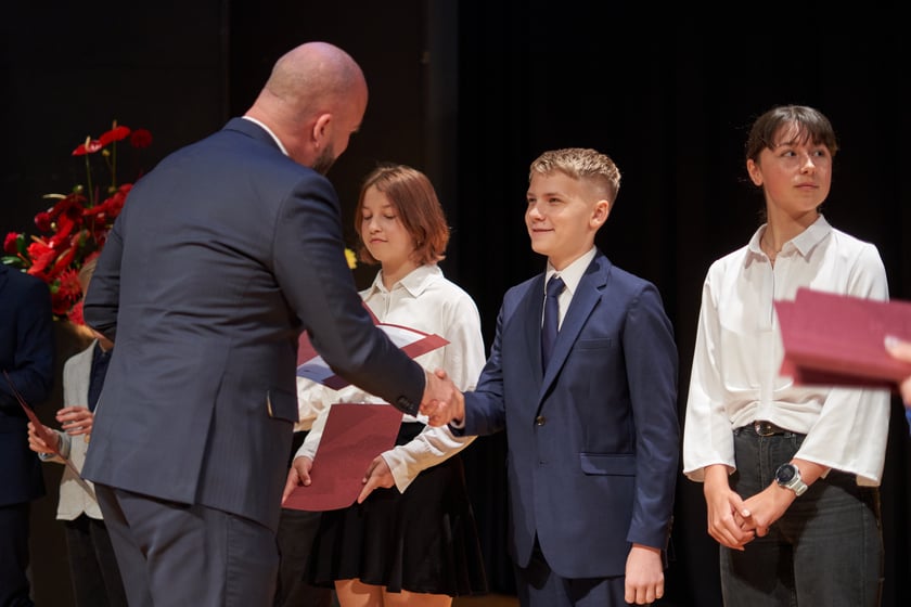 Nadanie przez prezydenta Wrocławia Jacka Sutryka stypendi&oacute;w samorządu Wrocławia przyznawanego w ramach &bdquo;Wrocławskiego programu wspierania uzdolnionych &ndash; PROMOVERE TALENTA&rdquo;