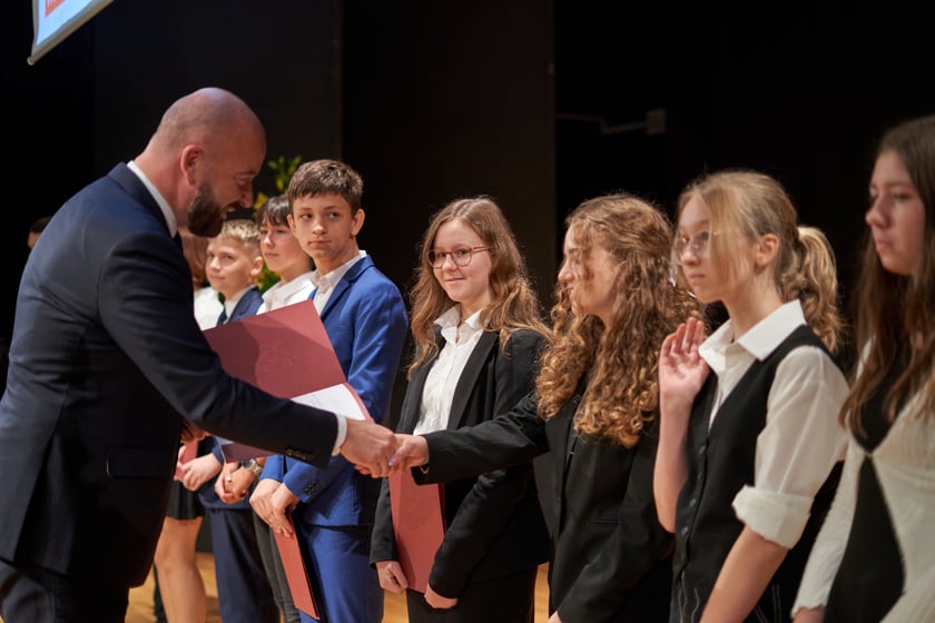 Nadanie przez prezydenta Wrocławia Jacka Sutryka stypendi&oacute;w samorządu Wrocławia przyznawanego w ramach &bdquo;Wrocławskiego programu wspierania uzdolnionych &ndash; PROMOVERE TALENTA&rdquo;