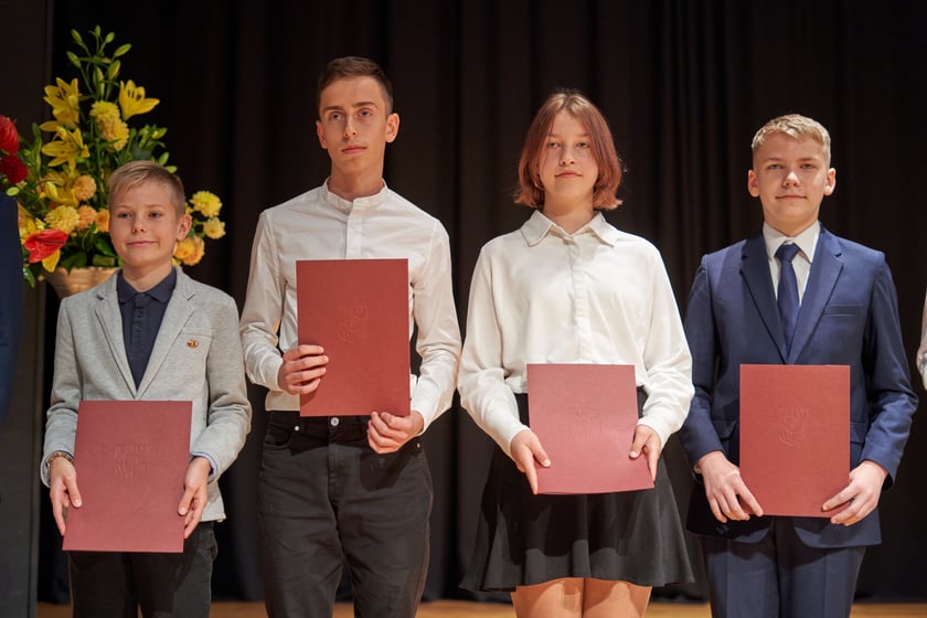 Nadanie przez prezydenta Wrocławia Jacka Sutryka stypendi&oacute;w samorządu Wrocławia przyznawanego w ramach &bdquo;Wrocławskiego programu wspierania uzdolnionych &ndash; PROMOVERE TALENTA&rdquo;