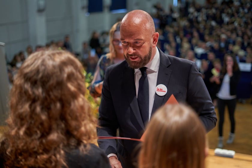 Nadanie przez prezydenta Wrocławia Jacka Sutryka stypendi&oacute;w samorządu Wrocławia przyznawanego w ramach &bdquo;Wrocławskiego programu wspierania uzdolnionych &ndash; PROMOVERE TALENTA&rdquo;