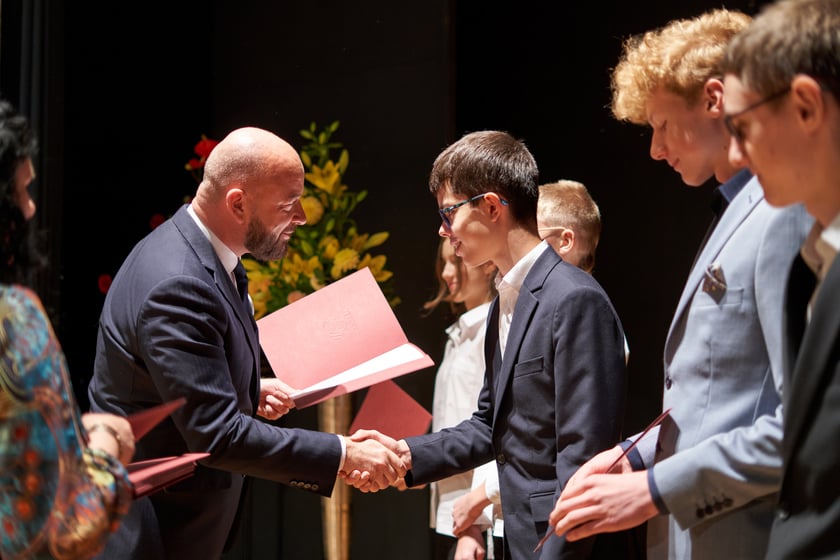 Nadanie przez prezydenta Wrocławia Jacka Sutryka stypendi&oacute;w samorządu Wrocławia przyznawanego w ramach &bdquo;Wrocławskiego programu wspierania uzdolnionych &ndash; PROMOVERE TALENTA&rdquo;