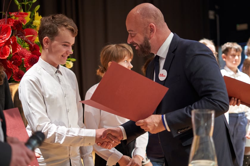 Nadanie przez prezydenta Wrocławia Jacka Sutryka stypendi&oacute;w samorządu Wrocławia przyznawanego w ramach &bdquo;Wrocławskiego programu wspierania uzdolnionych &ndash; PROMOVERE TALENTA&rdquo;