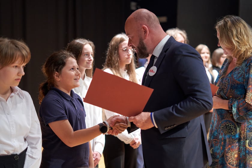 Nadanie przez prezydenta Wrocławia Jacka Sutryka stypendi&oacute;w samorządu Wrocławia przyznawanego w ramach &bdquo;Wrocławskiego programu wspierania uzdolnionych &ndash; PROMOVERE TALENTA&rdquo;