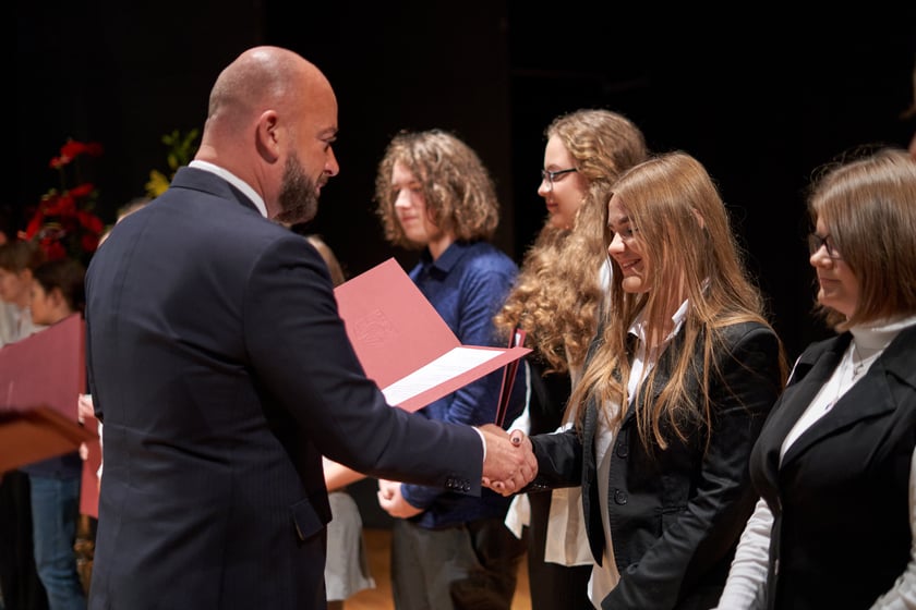 Nadanie przez prezydenta Wrocławia Jacka Sutryka stypendi&oacute;w samorządu Wrocławia przyznawanego w ramach &bdquo;Wrocławskiego programu wspierania uzdolnionych &ndash; PROMOVERE TALENTA&rdquo;