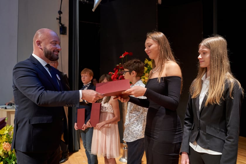 Nadanie przez prezydenta Wrocławia Jacka Sutryka stypendi&oacute;w samorządu Wrocławia przyznawanego w ramach &bdquo;Wrocławskiego programu wspierania uzdolnionych &ndash; PROMOVERE TALENTA&rdquo;