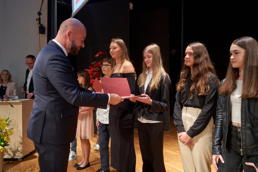 Nadanie przez prezydenta Wrocławia Jacka Sutryka stypendi&oacute;w samorządu Wrocławia przyznawanego w ramach &bdquo;Wrocławskiego programu wspierania uzdolnionych &ndash; PROMOVERE TALENTA&rdquo;