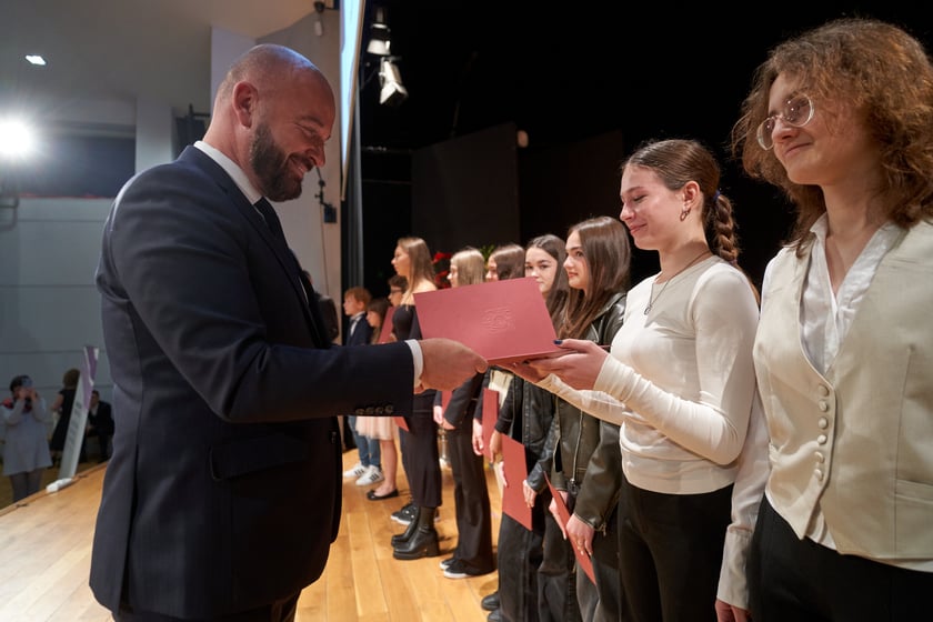 Nadanie przez prezydenta Wrocławia Jacka Sutryka stypendi&oacute;w samorządu Wrocławia przyznawanego w ramach &bdquo;Wrocławskiego programu wspierania uzdolnionych &ndash; PROMOVERE TALENTA&rdquo;