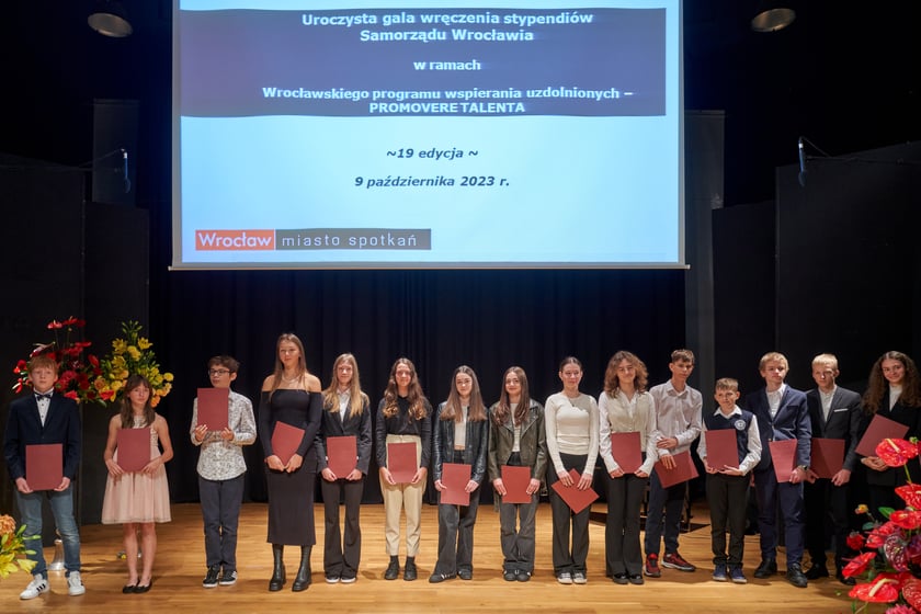 Nadanie przez prezydenta Wrocławia Jacka Sutryka stypendi&oacute;w samorządu Wrocławia przyznawanego w ramach &bdquo;Wrocławskiego programu wspierania uzdolnionych &ndash; PROMOVERE TALENTA&rdquo;
