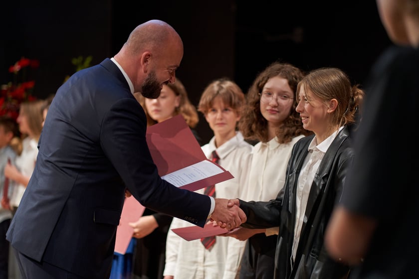 Nadanie przez prezydenta Wrocławia Jacka Sutryka stypendi&oacute;w samorządu Wrocławia przyznawanego w ramach &bdquo;Wrocławskiego programu wspierania uzdolnionych &ndash; PROMOVERE TALENTA&rdquo;