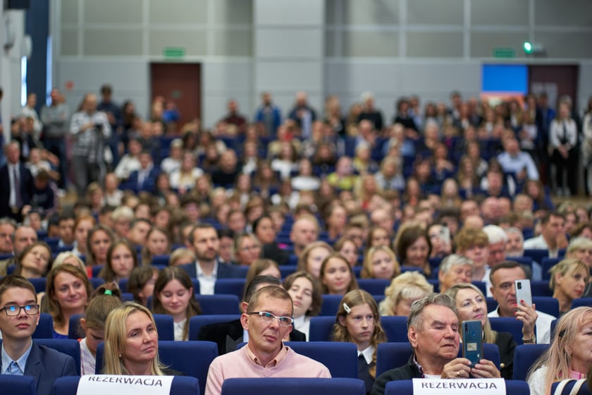 Nadanie przez prezydenta Wrocławia Jacka Sutryka stypendi&oacute;w samorządu Wrocławia przyznawanego w ramach &bdquo;Wrocławskiego programu wspierania uzdolnionych &ndash; PROMOVERE TALENTA&rdquo;