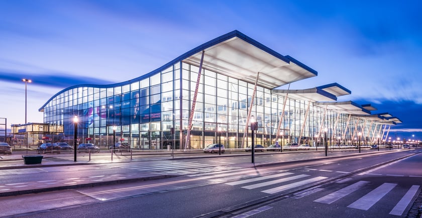 wrocławskie lotnisko o zmierzchu