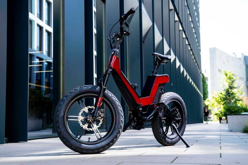 Na zdjęciu rower elektryczny Buzzy Bike firmy Custom Mike o ramie koloru czerwonego