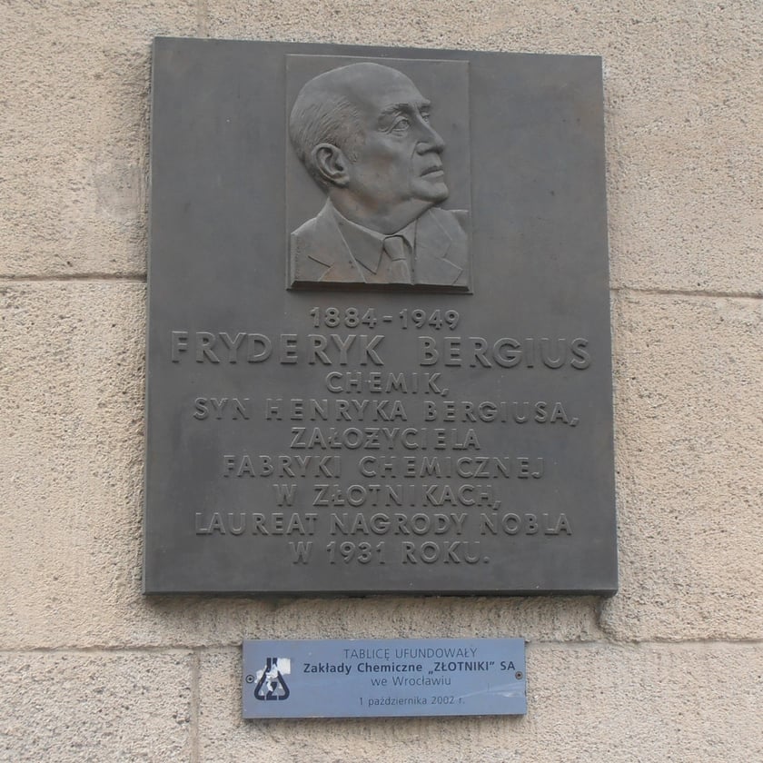 Tablica pamiątkowa poświęcona Fryderykowi Bergiusowi, odsłonięta w 2002 roku na elewacji budynku A-2 w kampusie Politechniki Wrocławskiej