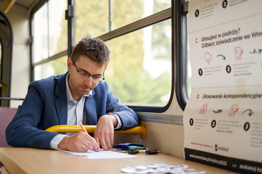 Spisobus na terenie kampusu Uniwersytetu Ekonomicznego we Wrocławiu