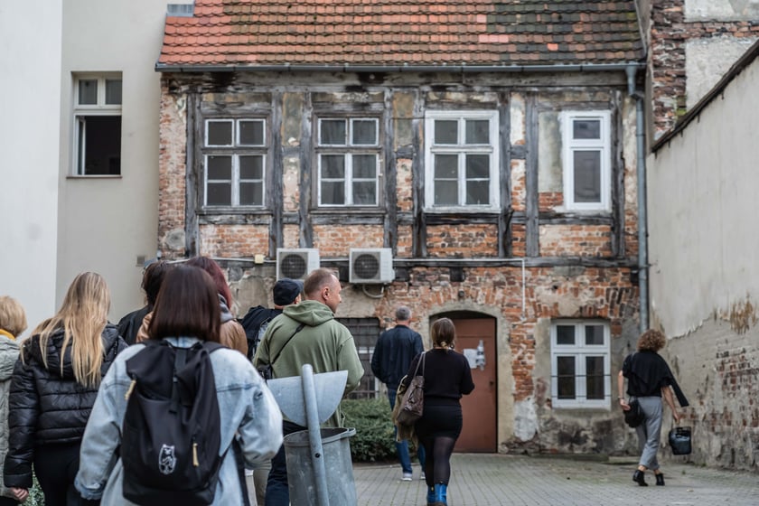 Pięknie zdobione kamienice na Nadodrzu, po których oprowadzał Filip Heliasz