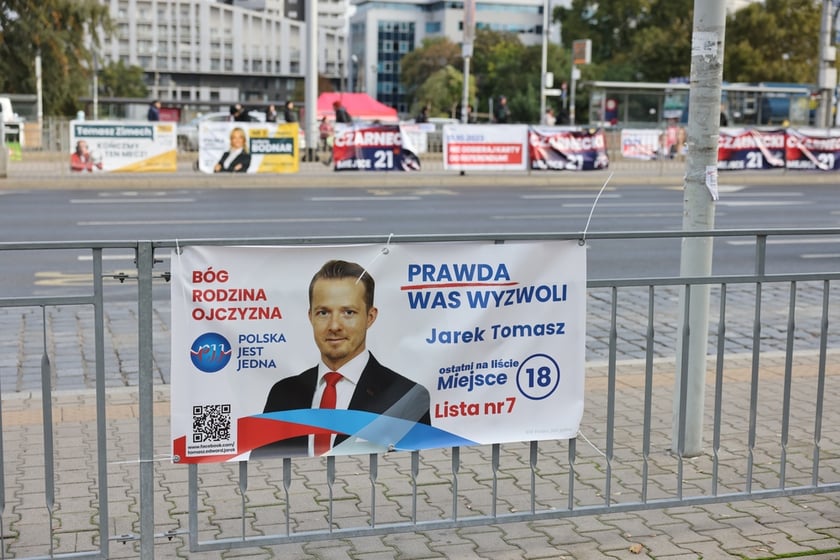 Materiały wyborcze w przestrzeni miejskiej dzień po wyborach&nbsp;&nbsp;