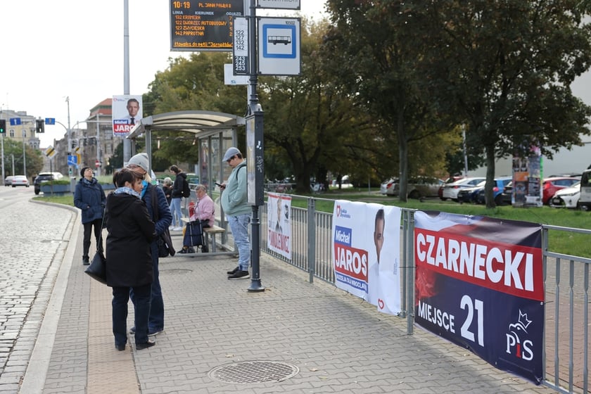 Materiały wyborcze w przestrzeni miejskiej dzień po wyborach&nbsp;&nbsp;