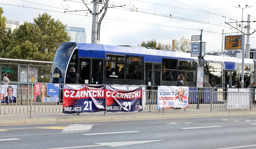 Materiały wyborcze w przestrzeni miejskiej dzień po wyborach&nbsp;&nbsp;