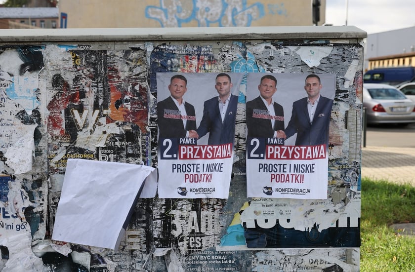 Materiały wyborcze w przestrzeni miejskiej dzień po wyborach&nbsp;&nbsp;