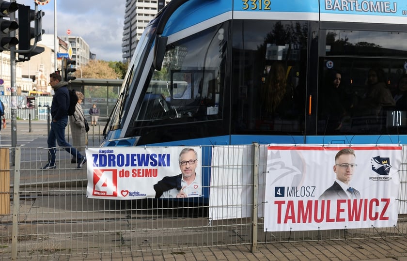 Materiały wyborcze w przestrzeni miejskiej dzień po wyborach&nbsp;&nbsp;