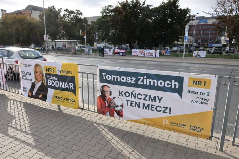 Materiały wyborcze w przestrzeni miejskiej dzień po wyborach&nbsp;&nbsp;