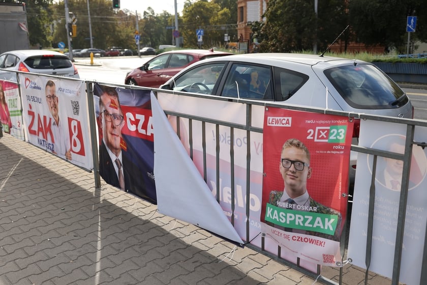 Materiały wyborcze w przestrzeni miejskiej dzień po wyborach&nbsp;&nbsp;
