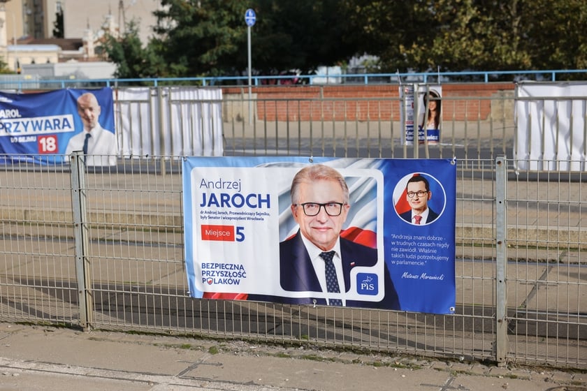 Materiały wyborcze w przestrzeni miejskiej dzień po wyborach&nbsp;&nbsp;