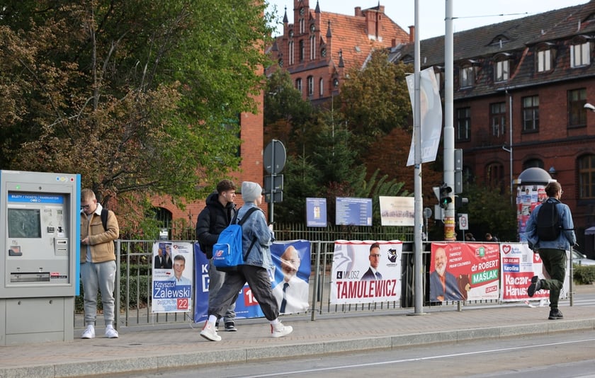 Materiały wyborcze w przestrzeni miejskiej dzień po wyborach&nbsp;&nbsp;