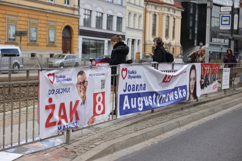 Materiały wyborcze w przestrzeni miejskiej dzień po wyborach&nbsp;&nbsp;