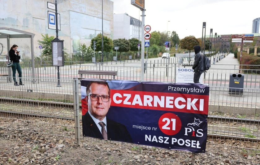 Materiały wyborcze w przestrzeni miejskiej dzień po wyborach&nbsp;&nbsp;