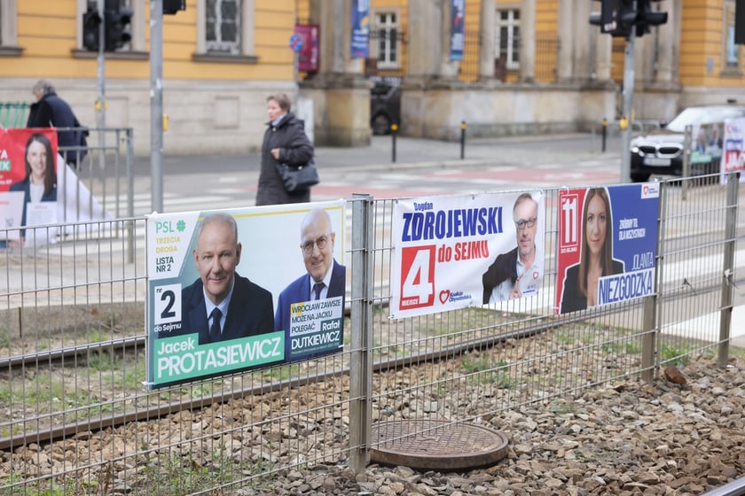 Materiały wyborcze w przestrzeni miejskiej dzień po wyborach&nbsp;&nbsp;