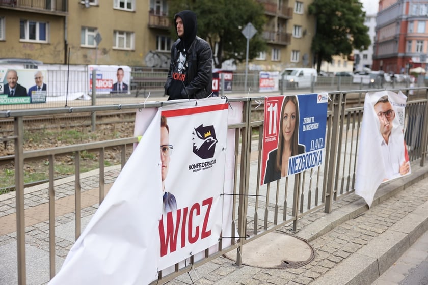 Materiały wyborcze w przestrzeni miejskiej dzień po wyborach&nbsp;&nbsp;