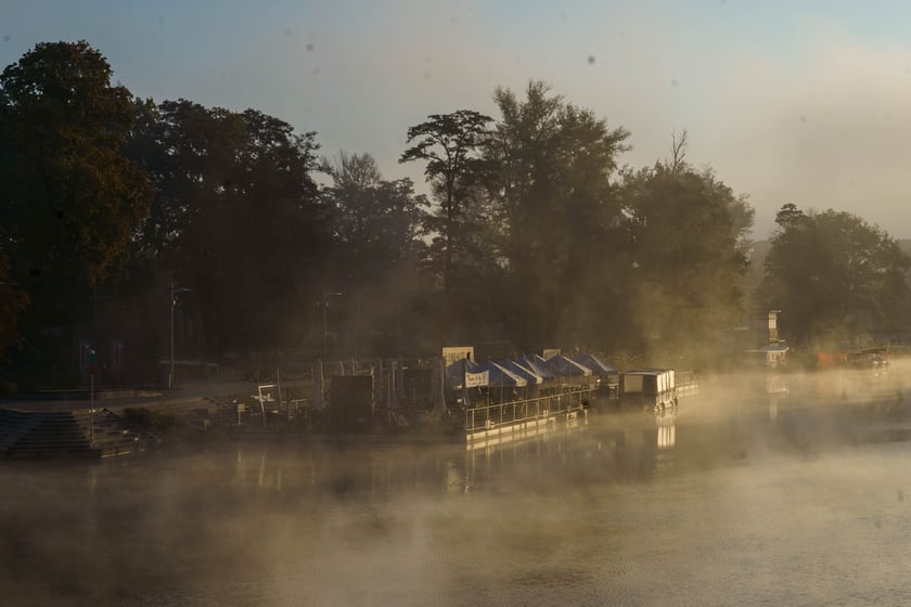 Piękne widoki w zamglony poranek