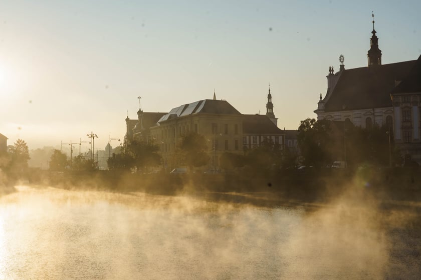 Piękne widoki w zamglony poranek
