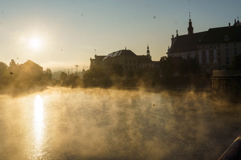 Piękne widoki w zamglony poranek
