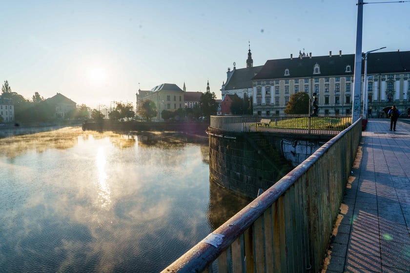 Piękne widoki w zamglony poranek