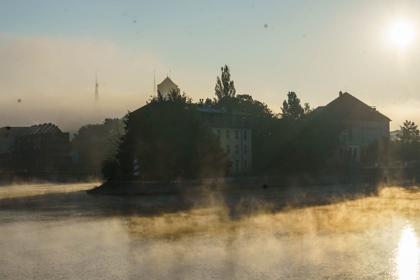 Piękne widoki w zamglony poranek