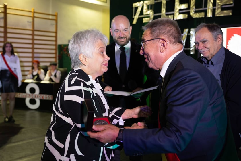 Jubileusz 75-lecia VIII LO we Wrocławiu.  Medal odbiera Mariola Rachel