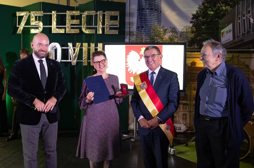 Jubileusz 75-lecia VIII LO we Wrocławiu. Medal odbiera Joanna Lisowska