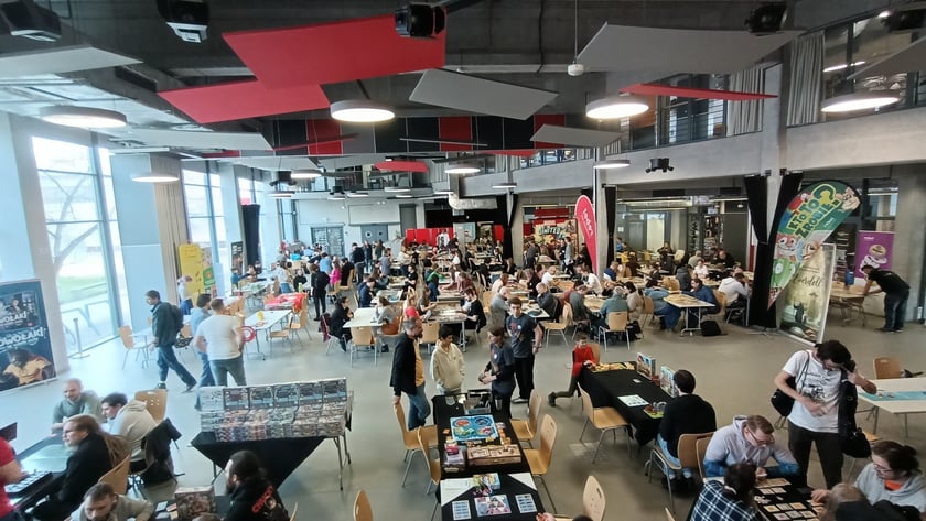 Wrocławski Festiwal Gier Planszowych Gratislavia - na zdjęciu uczestnicy oraz gry planszowe