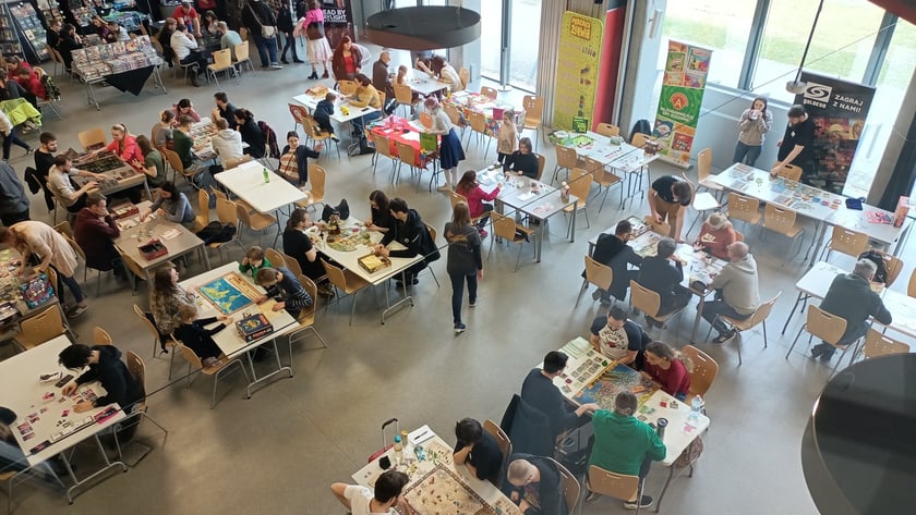 Wrocławski Festiwal Gier Planszowych Gratislavia - na zdjęciu uczestnicy oraz gry planszowe