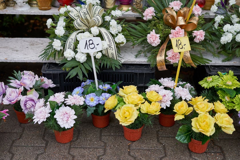 Kwiaty i znicze na groby w okresie Wszystkich Świętych. Od 25 października do 2 listopada, na terenach należących gminy Wrocław, są punkty sprzedaży zniczy i kwiatów.