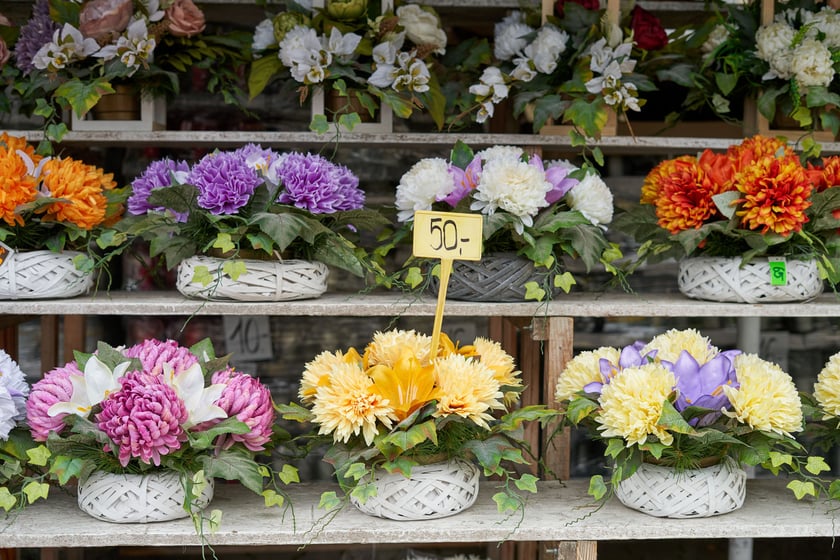 Kwiaty i znicze na groby w okresie Wszystkich Świętych. Od 25 października do 2 listopada, na terenach należących gminy Wrocław, są punkty sprzedaży zniczy i kwiatów.