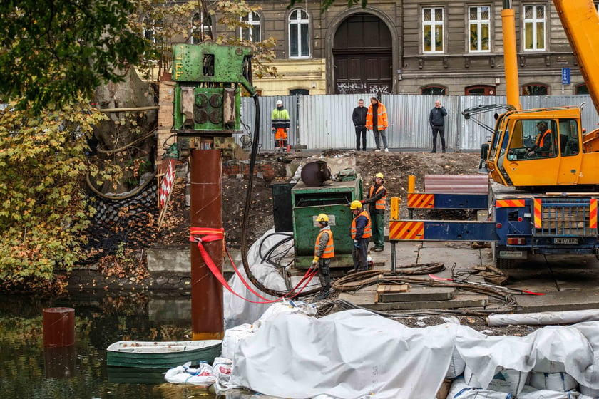 Trwają prace przy palowaniu podstawy kładki św. Antoniego