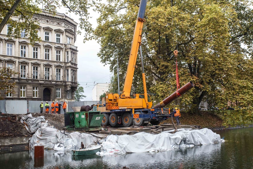 Trwają prace przy palowaniu podstawy kładki św. Antoniego