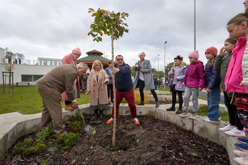Otwarcie altany i ścieżki edukacyjnej w Dwujęzycznej Szkole Podstawowej ATUT we Wrocławiu