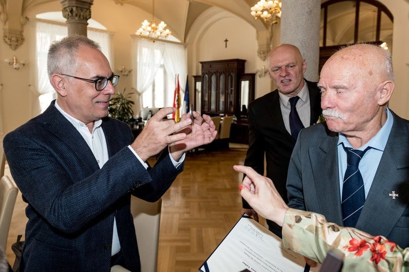 Tadeusz Teller podczas odbierania medalu Zasłużony dla Wrocławia &ndash;&nbsp;Merito de Wratislavia (lipiec 2019)