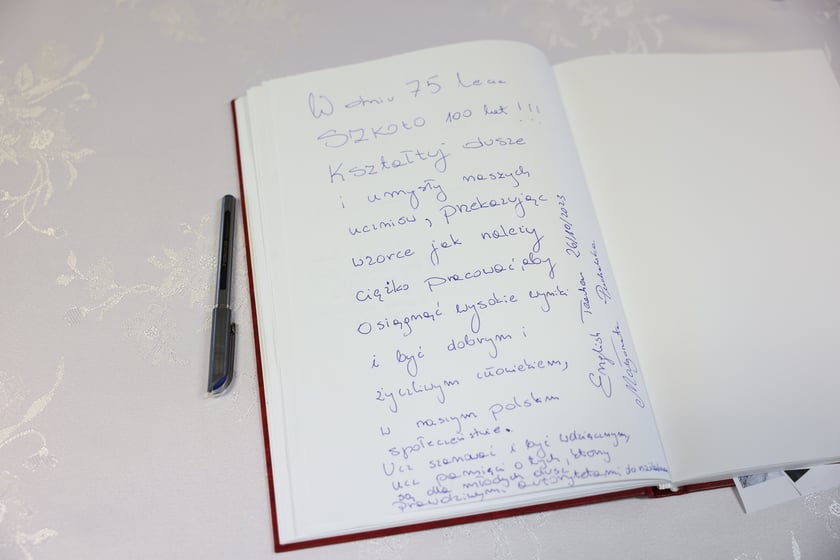 Kroniki szkolne Szkoły Podstawowej nr 45 przy ul. Krajewskiego we Wrocławiu
