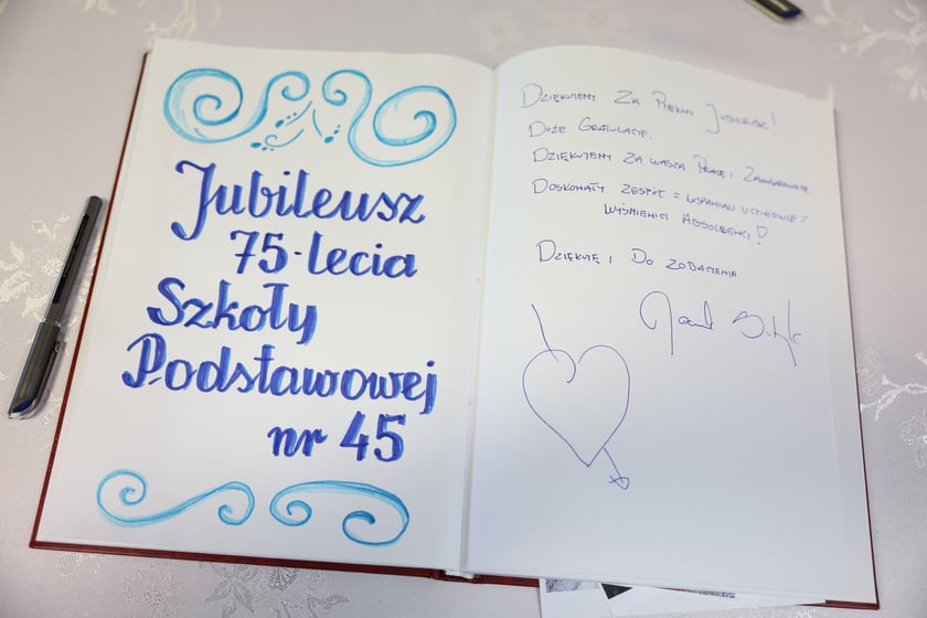 Kroniki szkolne Szkoły Podstawowej nr 45 przy ul. Krajewskiego we Wrocławiu