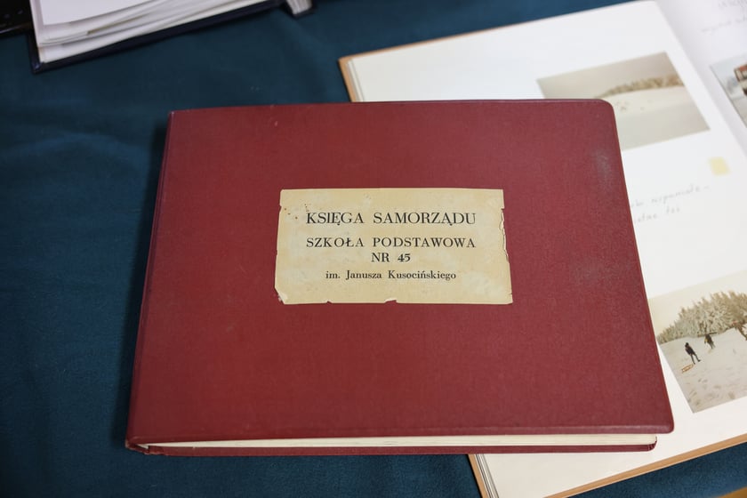Kroniki szkolne Szkoły Podstawowej nr 45 przy ul. Krajewskiego we Wrocławiu